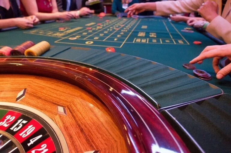 В КПРФ предложили полностью запретить рекламу азартных игр и ставок 