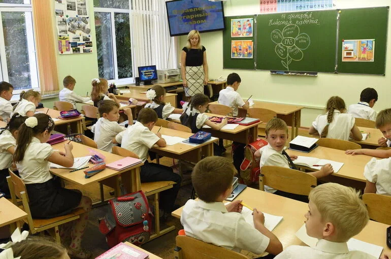 Участники опроса в канале Володина заявили о росте нагрузки на учителей