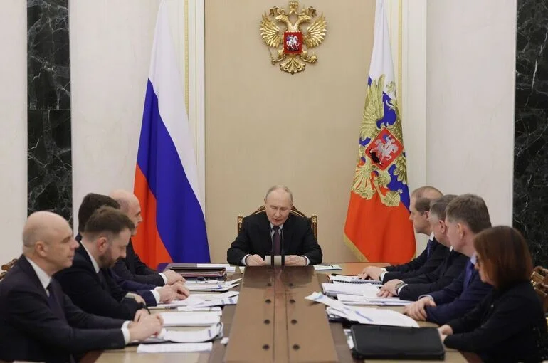 Путин поручил принять взвешенные решения по дополнительным доходам бюджета РФ