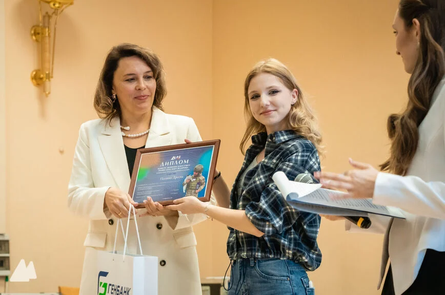  Полина Дреева выиграла в номинации «Пресса и интернет-издания» с репортажем о волонтерах, которые плетут маскировочные сети для СВО.