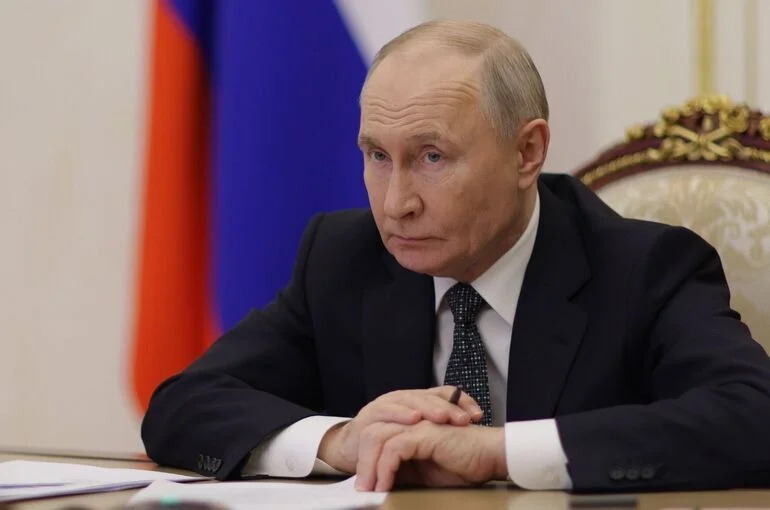 Путин: В сфере кино в Россию иногда пропускают «тупые и ненужные» вещи
