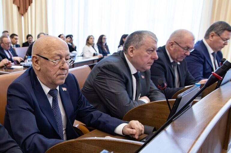 Анатолий Самков (крайний слева) спросил у начальника ГУФСИН
о возможных причинах роста преступности среди молодежи.