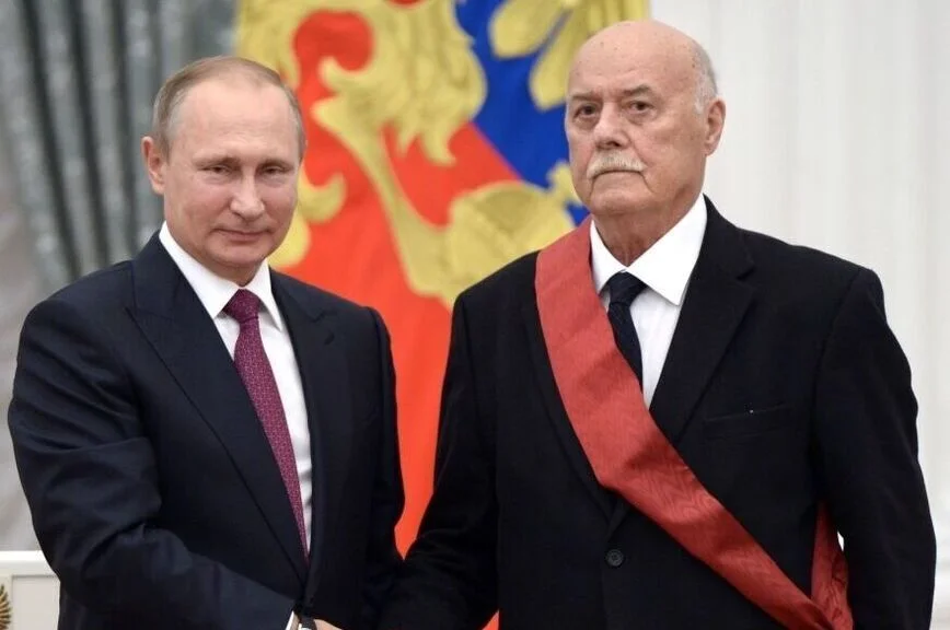 Президент РФ Владимир Путин и депутат Госдумы Станислав Говорухин на церемонии вручения государственных наград за выдающиеся достижения. 