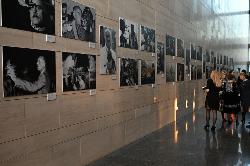 Фотовыставка на торжественном вечере, посвященном 90-летию со дня рождения Станислава Говорухина