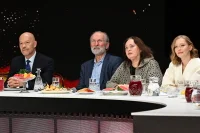 Слева направо: режиссер Федор Бондарчук, актеры Федор Добронравов, Лариса Гусеева, Юлия Пересильд.
Автор фото: Игорь Самохвалов/«Парламентская газета»