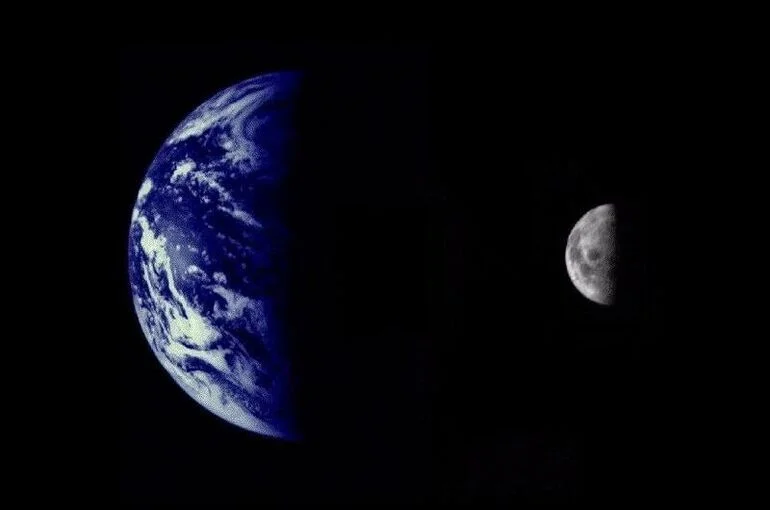 NASA: «Орион» возвращается на Землю после облета Луны