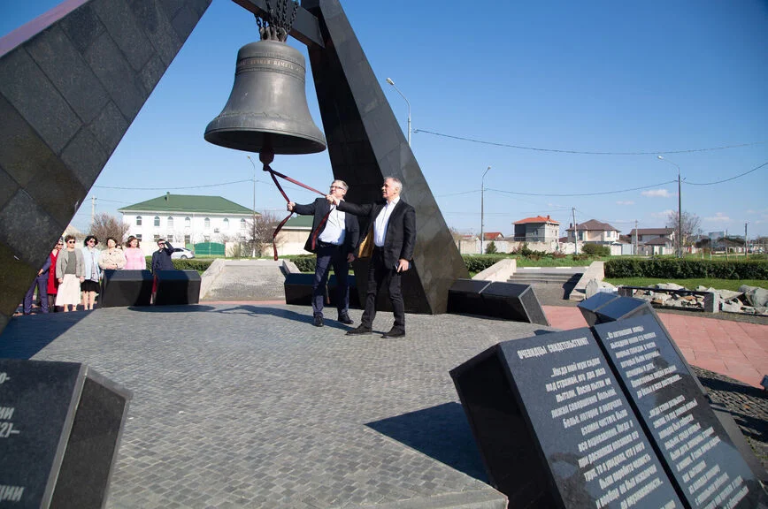 Символический удар в колокол на мемориале совершают Владимир Бобков (слева) и Владимир Константинов