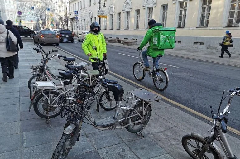Петербург предлагает убрать курьеров на СИМ с тротуаров