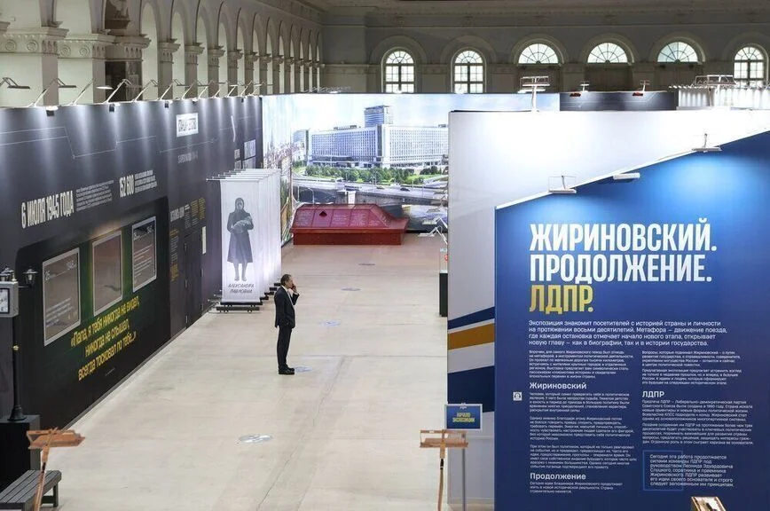 Сила интеллекта и близость к людям: в Госдуме открыли выставку, посвященную Жириновскому