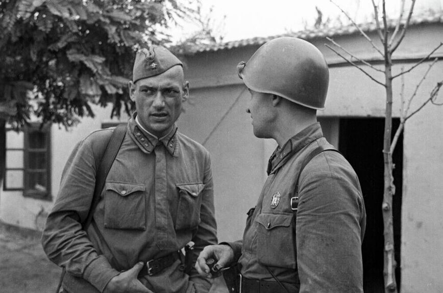 Константин Михайлович Симонов (слева)