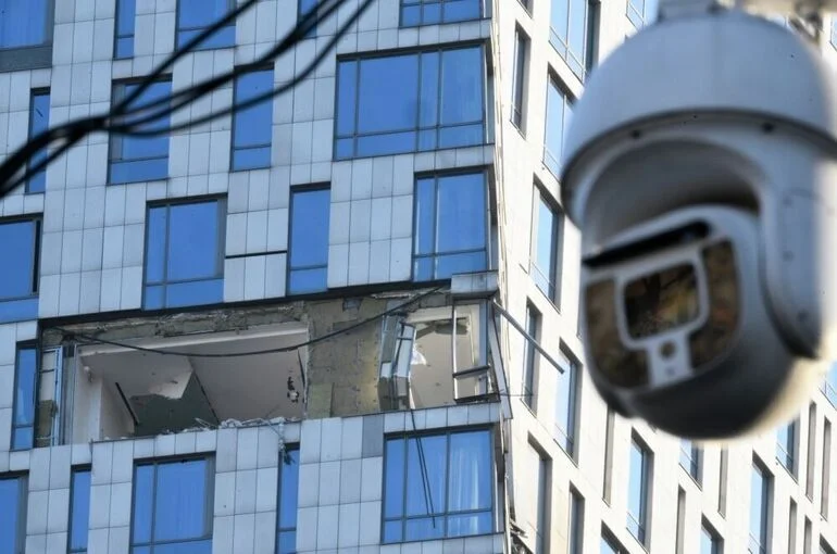 Беспилотник попал в здание в районе Мосфильмовской улицы в Москве