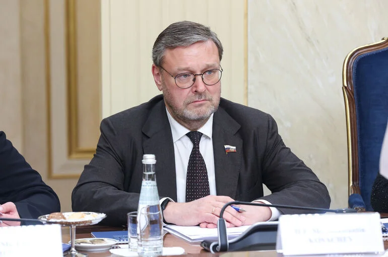 Сенатор Косачев: Украинцам предлагают стать наследниками побежденных, а не победителей