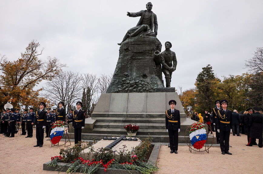 Памятник вице-адмиралу В.А. Корнилову на территории Мемориального комплекса 