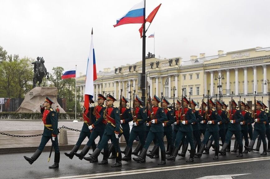 Почетный караул марширует возле памятника 