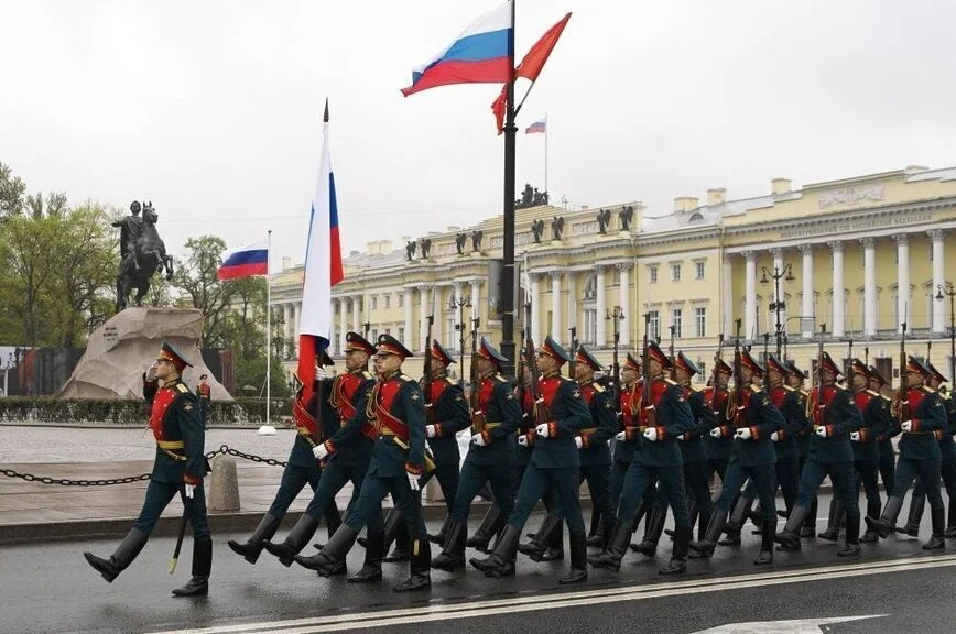 Почетный караул марширует возле памятника 