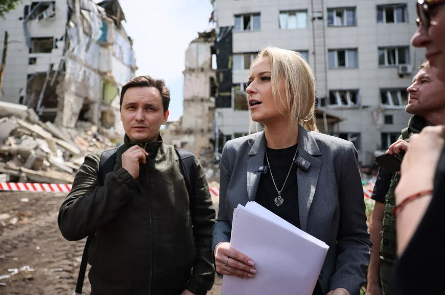 Яна Лантратова у здания учебного корпуса и общежития Старобельского профессионального колледжа Луганского государственного педагогического университета (ЛГПУ). 