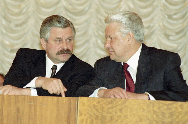 Президент РФ Борис Ельцин (справа) беседует с вице-президентом РФ Александром Руцким