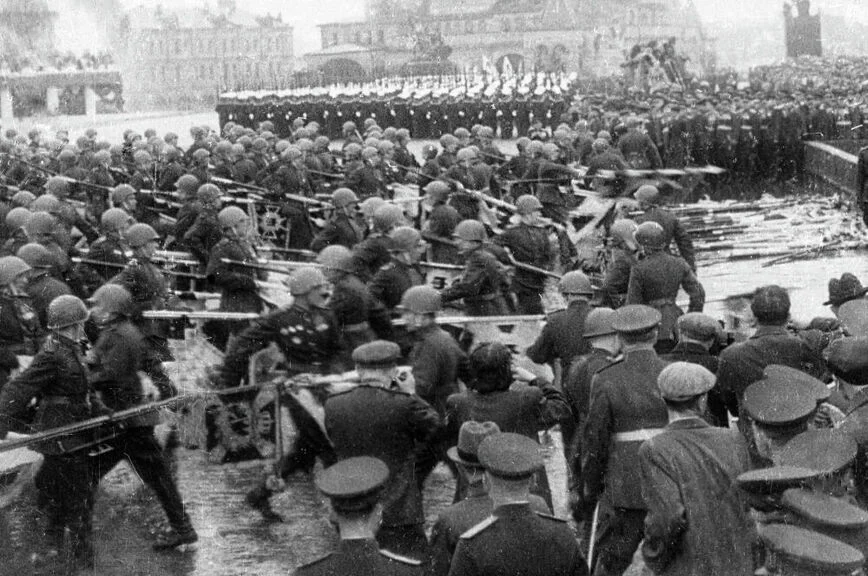 Советские солдаты бросают знамена немецко-фашистской армии к Мавзолею Владимира Ленина во время парада Победы в Москве