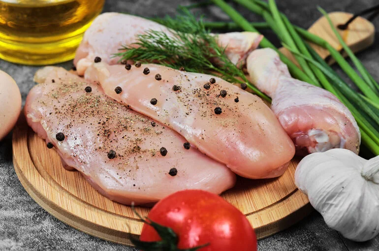 Врачи рассказали, чем опасны курица и рыба летом