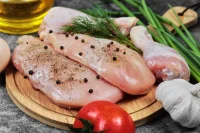 Врачи рассказали, чем опасны курица и рыба летом