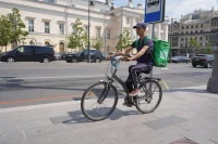 Эксперт по рынку труда объяснил высокие зарплаты курьеров