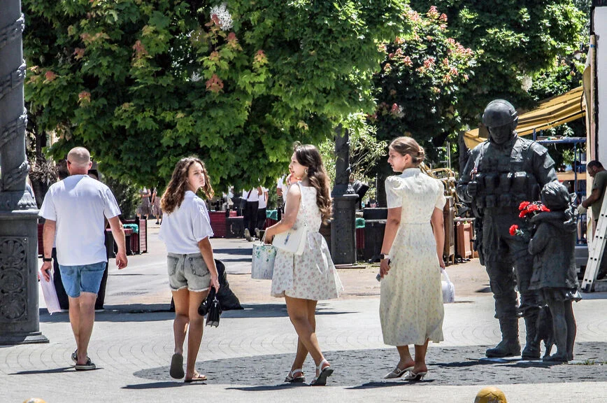 У памятника вежливым людям в Симферополе всегда живые цветы от благодарных крымчан.
