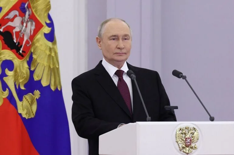 Путин вручил орден Жукова Президентскому полку ФСО России
