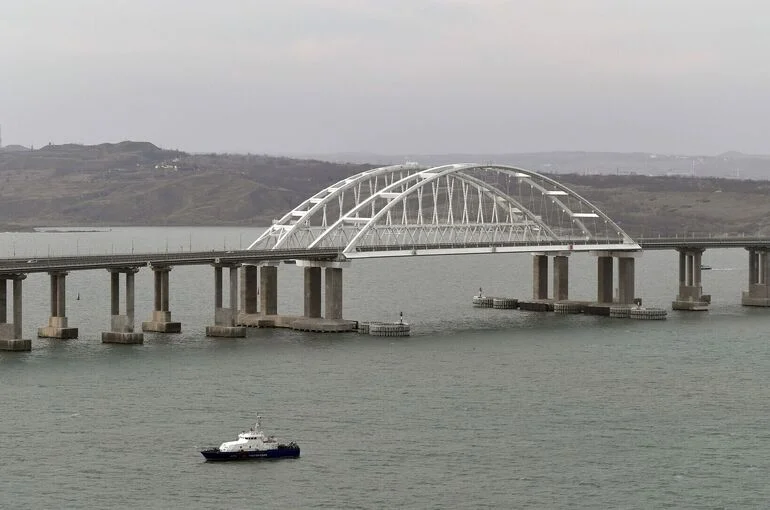 В очереди на Крымский мост скопилось более 300 автомобилей