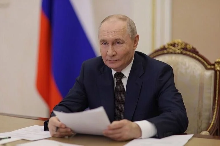 Путин поздравил выпускников российских школ