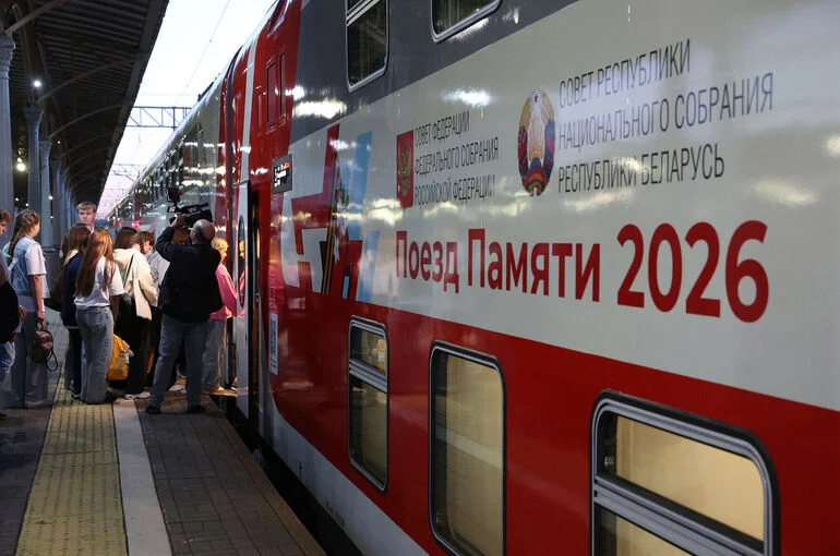 Участники «Поезда Памяти» возложили цветы на Пискаревском кладбище