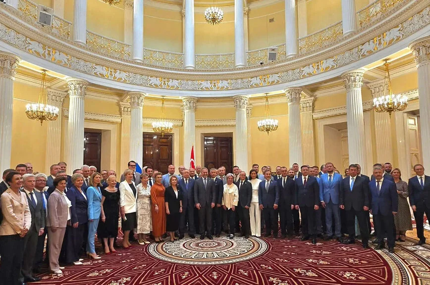 Петербургский парламент подвел итоги пятилетки и ушел на каникулы