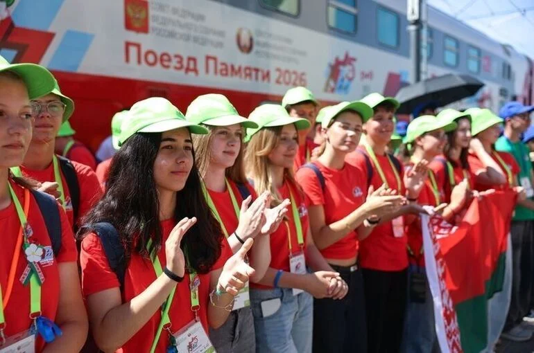 Участники «Поезда Памяти» возложили цветы на площади Восстания в Гомеле