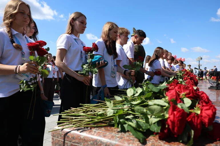 Участники «Поезда Памяти» возложили цветы у Кургана Славы под Минском