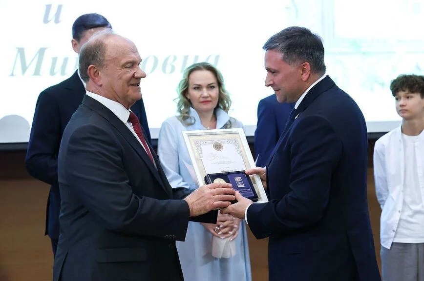 Руководитель фракции КПРФ Геннадий Зюганов и Председатель Комитета по экологии, природным ресурсам и охране окружающей среды Дмитрий Кобылкин.
