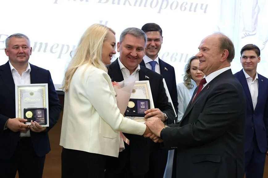 Руководитель фракции КПРФ Геннадий Зюганов и Первый заместитель Председателя Комитета по контролю Дмитрий Ламейкин.