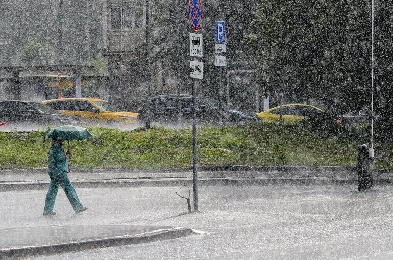 Москвичей предупредили об аномальных ливнях в выходные