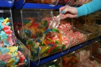 В Минпросвещения назвали неадекватным употребление детьми мармеладных червячков