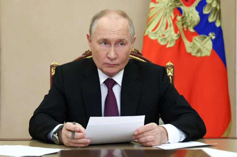 Путин поручил подумать над упрощением условий для МСП, производящих товары