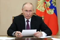 Путин поручил подумать над упрощением условий для МСП, производящих товары
