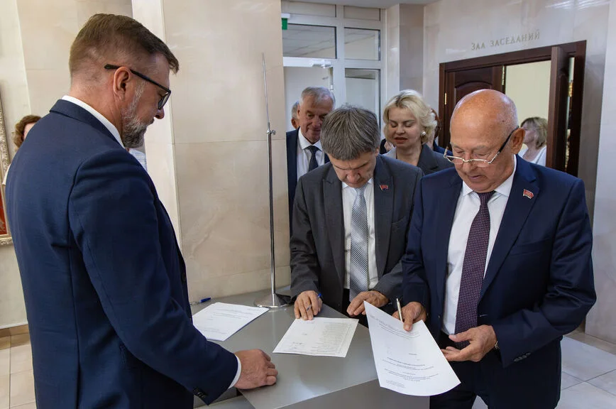 Решение по главе Счетной палаты принимали тайным голосованием.
