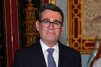 Новым премьер-министром Британии стал Энди Бернэм