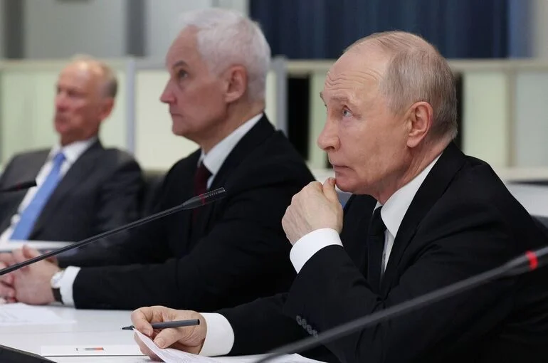 «Как с пиратами»: Путин призвал решительно бороться с посягательством на торговый флот