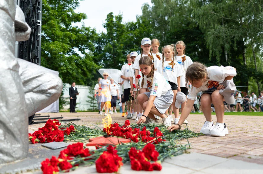 Возложение венков к памятнику героям Великой Отечественной войны.
