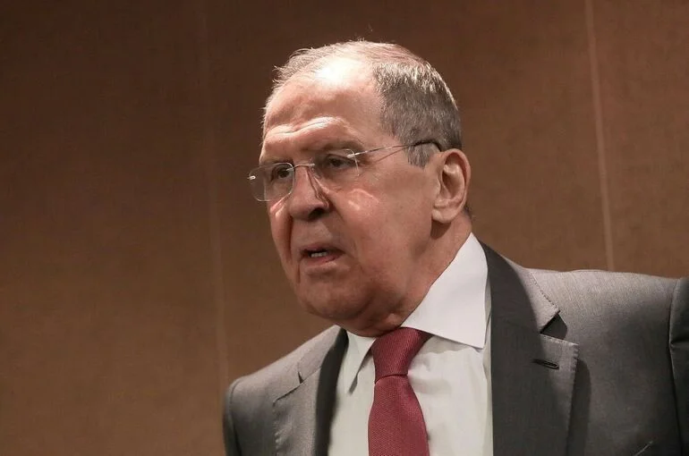 Лавров заявил, что Запад с остервенением воюет против России через Украину