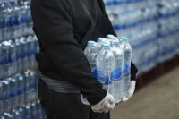 В России ограничили продажу более 70 тысяч бутылок воды и напитков из Армении