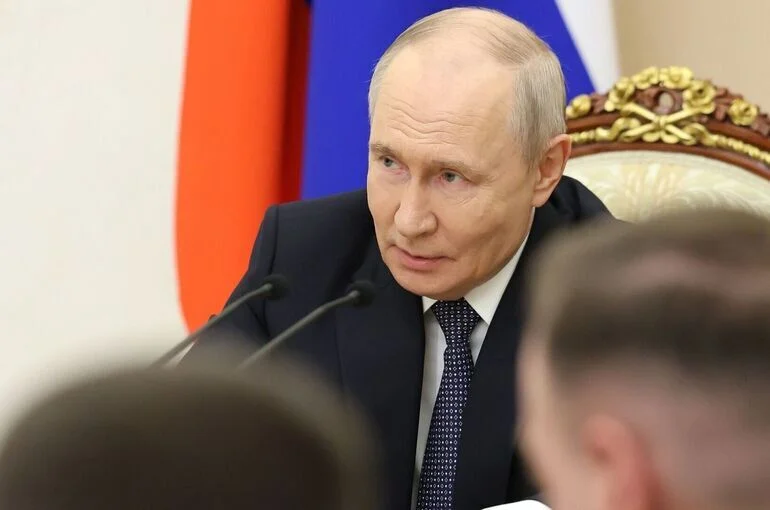 Путин: Все службы тыла Минобороны сосредоточат «в одних руках»