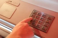 Россияне с 1 октября смогут пополнять счета через сторонние банкоматы