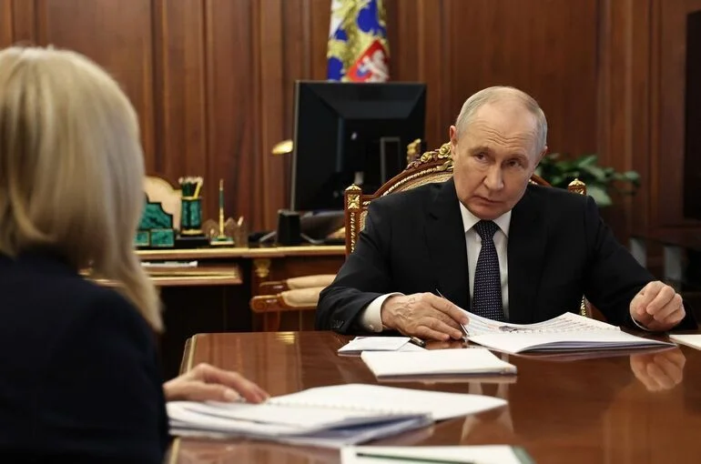 Путин: Те, кто хочет проходить через выборы, делают это несмотря на угрозы