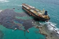 Танкер почти с 1 млн баррелей нефти сел на мель у берегов Омана