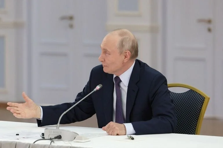 Путин призвал уделить пристальное внимание работе транспорта в Донбассе